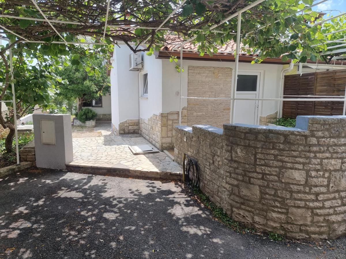 Studio Apartman Premantura Exterior foto